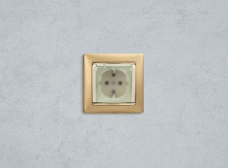 VALENA Розетка 1-местная с заземлением с защитными шторками и крышкой 16А IP44 слоновая кость