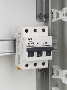 ARMAT Автоматический выключатель M06N 3P C 50А IEK