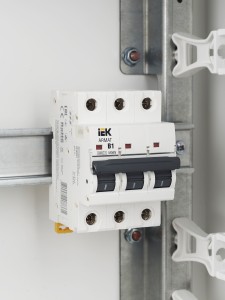 ARMAT Автоматический выключатель M06N 3P B 1А IEK