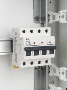 ARMAT Автоматический выключатель M06N 4P C 6А IEK