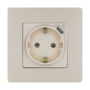 ETIKA Розетка 1-местная с заземлением с защитными шторками безвинтовые зажимы 16А с USB C 7,5Вт слоновая кость