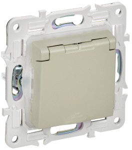 SKANDY Розетка 1-местная с заземлением с защитными шторками и крышкой 16А IP44 SK-R11B бежевый IEK