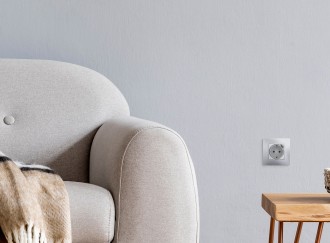 ETIKA Розетка 1-местная с заземлением с защитными шторками безвинтовые зажимы 16А с USB C 7,5Вт алюминий