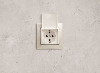 VALENA Розетка 1-местная с заземлением с защитными шторками и крышкой 16А IP20 белый