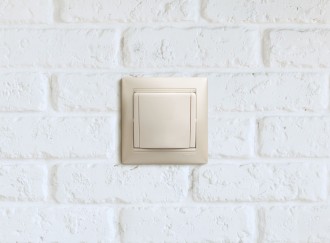 VALENA Розетка 1-местная с заземлением с защитными шторками и крышкой 16А IP20 белый