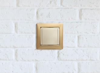 VALENA Розетка 1-местная с заземлением с защитными шторками и крышкой 16А IP20 слоновая кость