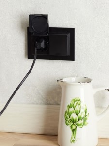 BRITE Розетка 2-местная с заземлением с защитными шторками и крышкой 16А в сборе IP44 РСбш12-3-44-БрЧ черный IEK