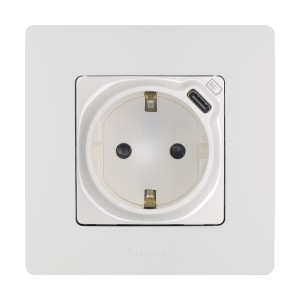 ETIKA Розетка 1-местная с заземлением с защитными шторками безвинтовые зажимы 16А с USB C 7,5Вт белый