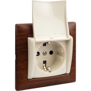 VALENA Розетка 1-местная с заземлением с защитными шторками и крышкой 16А IP20 слоновая кость